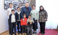 МЭР ПОЗДРАВИЛ ЮНЫХ СУХУМЦЕВ С НАСТУПАЮЩИМ НОВЫМ ГОДОМ