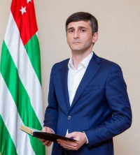 ЮРИЙ ХАГУШ УТВЕРЖДЕН В ДОЛЖНОСТИ ГЛАВЫ ГАГРСКОГО РАЙОНА, А РУСТАМ АГРБА &ndash; ПИЦУНДЫ
