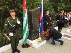 В ГУЛРЫПШСКОМ РАЙОНЕ ВОССТАНОВИЛИ  МЕМОРИАЛ НА БРАТСКОЙ МОГИЛЕ КРАСНОАРМЕЙЦЕВ,  ПОГИБШИХ ВО ВРЕМЯ ВЕЛИКОЙ ОТЕЧЕСТВЕННОЙ ВОЙНЫ В ГОРАХ АБХАЗИИ