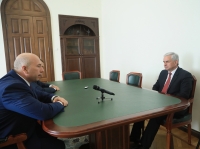 ГЕНЕРАЛ ДМИТРИЙ ЮДИН ПРЕДСТАВИЛ ПРЕЗИДЕНТУ РАУЛЮ  ХАДЖИМБА  ВРЕМЕННО ИСПОЛНЯЮЩЕГО ОБЯЗАННОСТИ НАЧАЛЬНИКА ПОГРАНУПРАВЛЕНИЯ ФСБ РФ В РА АЛЕКСЕЯ ТРУБЕЦКОГО