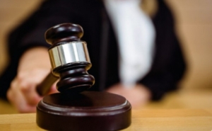 СТОЛИЧНЫЙ СУД ПРОДЛИЛ СРОК АРЕСТА ОБВИНЯЕМЫХ В НЕЗАКОННОМ ОБОРОТЕ ОГНЕСТРЕЛЬНОГО ОРУЖИЯ И БОЕПРИПАСОВ