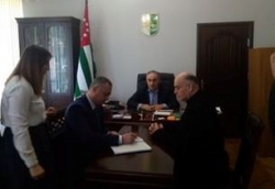 АСЛАН БЖАНИЯ ПОЛУЧИЛ УДОСТОВЕРЕНИЕ КАНДИДАТА В ПРЕЗИДЕНТЫ АБХАЗИИ