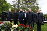 АСЛАН БЖАНИЯ ПОЧТИЛ ПАМЯТЬ ПЕРВОГО ПРЕЗИДЕНТА АБХАЗИИ ВЛАДИСЛАВА АРДЗИНБА