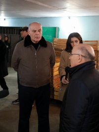 АСЛАН БЖАНИЯ ПОСЕТИЛ СОРТИРОВОЧНУЮ БАЗУ ДЛЯ ОТПРАВКИ МАНДАРИН ДЛЯ ЖИТЕЛЕЙ ДОНБАССА