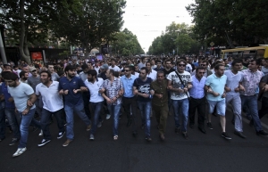 МИТИНГУЮЩИЕ В ЕРЕВАНЕ ОТКАЗАЛИСЬ РАЗБЛОКИРОВАТЬ ПРОСПЕКТ МАРШАЛА БАГРАМЯНА