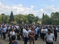 У ПАРЛАМЕНТА АБХАЗИИ ПРОХОДИТ МИРНАЯ АКЦИЯ ПРОТЕСТА ГРАЖДАН, ТРЕБУЮЩИХ ПЕРЕНОСА ВЫБОРОВ ПРЕЗИДЕНТА РА.