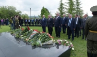 ПРЕЗИДЕНТ РАУЛЬ ХАДЖИМБА ВОЗЛОЖИЛ ЦВЕТЫ К МОГИЛЕ ВЛАДИСЛАВА АРДЗИНБА
