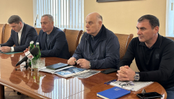 АСЛАН БЖАНИЯ ПРОВЕЛ СОВЕЩАНИЕ В АДМИНИСТРАЦИИ ОЧАМЧЫРСКОГО РАЙОНА