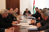 ПОЭТАПНЫЙ  ПЕРЕХОД К ПЕРЕЧИСЛЕНИЮ ЗАРПЛАТЫ НА ПЛАСТИКОВЫЕ БАНКОВСКИЕ КАРТЫ  ОБСУЖДАЛСЯ НА ВСТРЕЧЕ ПРЕМЬЕР-МИНИСТРА АРТУРА МИКВАБИЯ С РУКОВОДИТЕЛЯМИ БАНКОВ АБХАЗИИ
