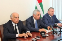 РАУЛЬ ХАДЖИМБА ПРЕДСТАВИЛ  КАБИНЕТУ МИНИСТРОВ НОВОГО ПРЕМЬЕР-МИНИСТРА ГЕННАДИЯ ГАГУЛИЯ