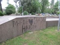 МЕМОРИАЛ СЛАВЫ  - НЕ МЕСТО  ДЛЯ ГРАФФИТИ