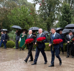 В ДЕНЬ ПОБЕДЫ К МЕМОРИАЛУ ПОГИБШИМ В ПАРКЕ СЛАВЫ ВОЗЛОЖИЛИ ЦВЕТЫ