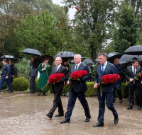 В ДЕНЬ ПОБЕДЫ К МЕМОРИАЛУ ПОГИБШИМ В ПАРКЕ СЛАВЫ ВОЗЛОЖИЛИ ЦВЕТЫ