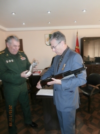 ПОЧЁТНЫЙ КОНСУЛ РЕСПУБЛИКИ АБХАЗИЯ В ВЕЛИКОБРИТАНИИ И В СТРАНАХ ЗАПАДНОЙ ЕВРОПЫ  ДЖОРДЖ ХЬЮИТТ НАГРАЖДЕН МЕДАЛЬЮ МИНОБОРОНЫ АБХАЗИИ  &laquo;ЗА БОЕВОЕ СОДРУЖЕСТВО&raquo;