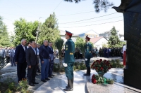 АСЛАН БЖАНИЯ И БАДРА ГУНБА ВОЗЛОЖИЛИ ЦВЕТЫ К ПАМЯТНИКУ ДОБРОВОЛЬЦАМ