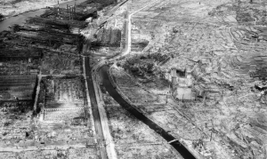 В ЯПОНИИ ВСПОМИНАЮТ ЖЕРТВ БОМБАРДИРОВКИ ХИРОСИМЫ