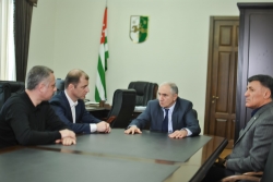 ВАЛЕРИЙ БГАНБА: ОРГАНЫ ГОСУДАРСТВЕННОЙ ВЛАСТИ ДОЛЖНЫ РАБОТАТЬ В ПРЕЖНЕМ РЕЖИМЕ