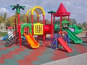 В ЦЕНТРАЛЬНОМ ПАРКЕ СТОЛИЦЫ В БЛИЖАЙШЕЕ ВРЕМЯ ПОЯВЯТСЯ ДВЕ СОВРЕМЕННЫЕ ДЕТСКИЕ ПЛОЩАДКИ С КАЧЕЛЯМИ И ГОРКАМИ
