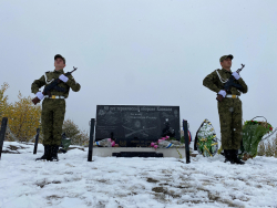 НА ПЕРЕВАЛЕ ПЫВ ВОЗЛОЖИЛИ ЦВЕТЫ В ЧЕСТЬ 80-ЛЕТИЯ ПОБЕДЫ В БИТВЕ ЗА КАВКАЗ