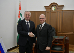 ПРЕЗИДЕНТ АБХАЗИИ ВСТРЕТИЛСЯ С СЕРГЕЕМ КИРИЕНКО
