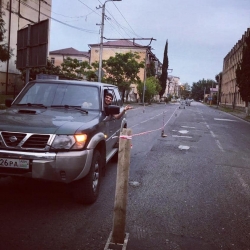В НОЧЬ С 20 НА 21 ИЮЛЯ   15 ДРУЗЕЙ ЗАЛАТАЛИ ВЫБОИНЫ ПО УЛ.   ЛАКОБА