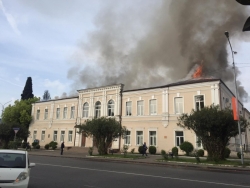 ПОЖАРНИКИ ЛОКАЛИЗОВАЛИ ОЧАГ ВОЗГОРАНИЯ В СУХУМСКОЙ СРЕДНЕЙ ШКОЛЕ № 2
