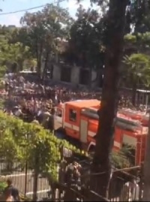 ПРОТЕСТУЮЩИЕ СТОЯТ У ЗДАНИЯ МВД РА