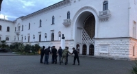 КАК ПОДЕЛИТЬ ОДНУ СЦЕНУ  МЕЖДУ ДВУМЯ ТЕАТРАМИ?