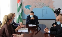 БЕСЛАН ЭШБА ПРОВЕЛ СОВЕЩАНИЕ С ГЛАВВРАЧАМИ СУХУМСКИХ МЕДУЧРЕЖДЕНИЙ