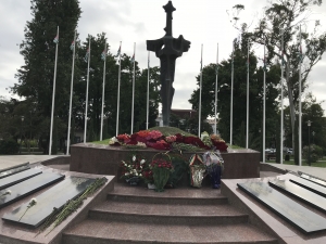 ПРИЗЫВНИКИ ВОЗЛОЖИЛИ ЦВЕТЫ К МЕМОРИАЛУ  СЛАВЫ В СУХУМЕ