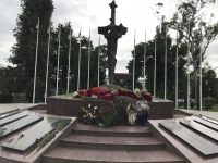 ПРИЗЫВНИКИ ВОЗЛОЖИЛИ ЦВЕТЫ К МЕМОРИАЛУ  СЛАВЫ В СУХУМЕ