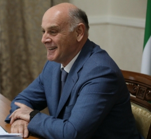 АСЛАН БЖАНИЯ ПОЗДРАВИЛ ВЫПУСКНИКОВ С ОКОНЧАНИЕМ ШКОЛЫ
