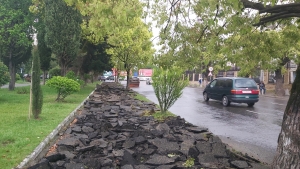 РЯДОМ С ПАРКОМ СЛАВЫ ПОМЕНЯЮТ ТРОТУАРНУЮ ПЛИТКУ