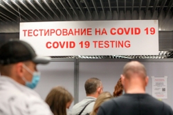 ВСЕХ ВОЗВРАЩАЮЩИХСЯ ИЗ-ЗА РУБЕЖА РОССИЯН ОБЯЗАЛИ СДАВАТЬ ТЕСТ НА COVID-19
