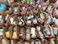 МОЛОДЫМ СЕМЬЯМ РОЗДАНЫ ПРОДУКТОВЫЕ НАБОРЫ
