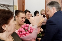 БЕСЛАН ЭШБА ПОЗДРАВИЛ ЖЕНЩИН С 8 МАРТА