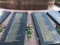 В ПАРКЕ СЛАВЫ В СУХУМЕ УСТАНАВЛИВАЮТ НОВЫЕ ПЛИТЫ С ИМЕНАМИ ПОГИБШИХ В ОТЕЧЕСТВЕННОЙ ВОЙНЕ НАРОДА АБХАЗИИ 1992 &ndash; 1993 ГОДОВ
