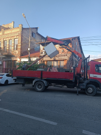 В СУХУМЕ ДЕМОНТИРУЮТ УСТАНОВЛЕННЫЕ БЕЗ РАЗРЕШЕНИЯ РЕКЛАМНЫЕ КОНСТРУКЦИИ