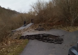 В СЕЛЕ БЕДИА ТКУАРЧАЛСКОГО РАЙОНА НАЧАЛОСЬ ВОССТАНОВЛЕНИЕ ДОРОГИ