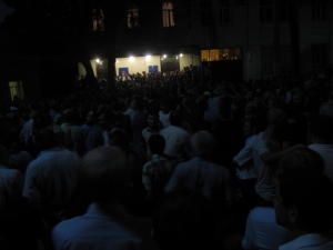 МИТИНГУЮЩИЕ У ЗДАНИЯ МВД СТАЛИ РАСХОДИТЬСЯ
