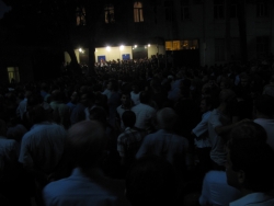 МИТИНГУЮЩИЕ У ЗДАНИЯ МВД СТАЛИ РАСХОДИТЬСЯ