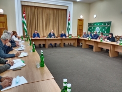 АСЛАН БЖАНИЯ ВСТРЕТИЛСЯ С ЧЛЕНАМИ ОБЩЕСТВЕННОЙ ПАЛАТЫ