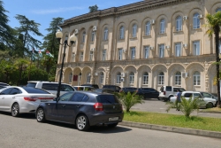КОМПЕНСАЦИИ ЗА ИСПОЛЬЗОВАНИЕ ЛИЧНОГО АВТОТРАНСПОРТА В СЛУЖЕБНЫХ ЦЕЛЯХ СОСТАВЯТ 2400 И 3000 РУБЛЕЙ В МЕСЯЦ, В ЗАВИСИМОСТИ ОТ ОБЪЁМА ДВИГАТЕЛЯ