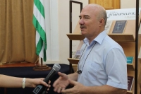 РЕПАТРИАНТ ОКТАЙ ЧКОТУА ПЕРЕВЕЛ НА ТУРЕЦКИЙ ЯЗЫК ПРОИЗВЕДЕНИЯ МИХИ ЛАКРБА И МУШНИ ЛАСУРИЯ