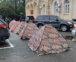 СТОРОННИКИ РАТИФИКАЦИИ 20-ОЙ СТАТЬИ КОНВЕНЦИИ ООН О ПРОТИВОДЕЙСТВИИ УСТАНОВИЛИ ПАЛАТКИ У СТЕН ЗДАНИЯ ПАРЛАМЕНТА
