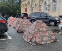 СТОРОННИКИ РАТИФИКАЦИИ 20-ОЙ СТАТЬИ КОНВЕНЦИИ ООН О ПРОТИВОДЕЙСТВИИ УСТАНОВИЛИ ПАЛАТКИ У СТЕН ЗДАНИЯ ПАРЛАМЕНТА