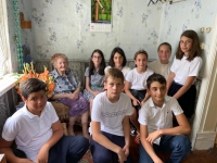 УЧАЩИЕСЯ ШКОЛЫ № 2 ИМ. А. С. ПУШКИНА ПОЗДРАВИЛИ ВЕТЕРАНОВ ВЕЛИКОЙ ОТЕЧЕСТВЕННОЙ ВОЙНЫ ВАЛЕНТИНУ ШУЛЬГИНУ И НОННУ ДОРОФЕЕВУ