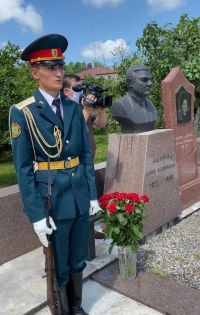 АСЛАН БЖАНИЯ ВОЗЛОЖИЛ ЦВЕТЫ К МОГИЛЕ БОРИСА АДЛЕЙБА В СЕЛЕ ЧЛОУ