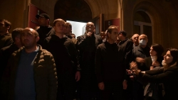 ПРЕЗИДЕНТ ОБРАТИЛСЯ К СОБРАВШИМСЯ У ЗДАНИЯ АДМИНИСТРАЦИИ