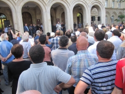 У ПРЕЗИДЕНТСКОЙ АДМИНИСТРАЦИИ СОСТОЯЛСЯ  МИТИНГ СТОРОННИКОВ РАУЛЯ ХАДЖИМБА